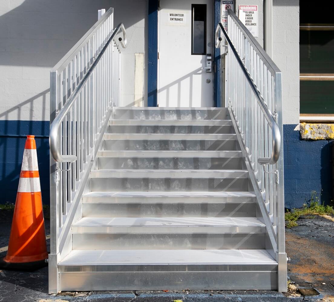 aluminum entry stairs heads up view